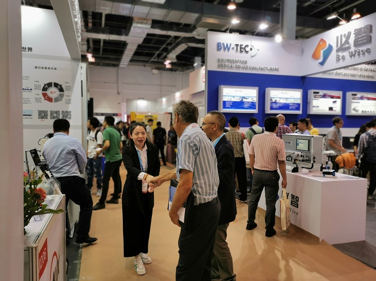 日皮视频免费看软件日皮视频APP下载安装设备在展览会