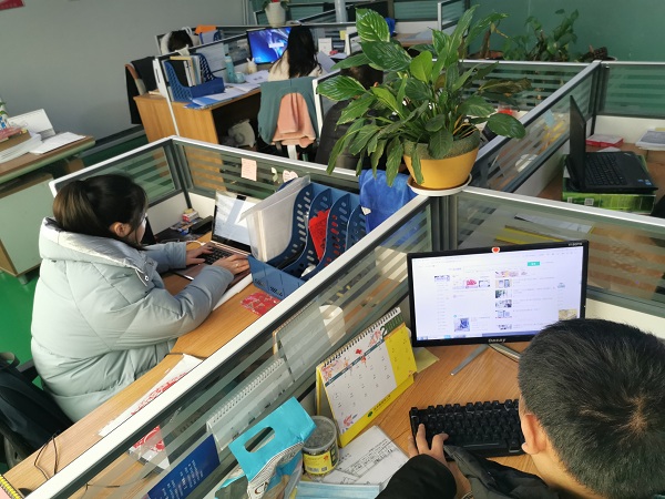 日皮视频免费看软件日皮视频APP在线看黄机坚守工作岗位