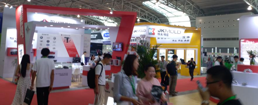 日皮视频免费看软件参观上海国际汽车内饰与外饰展览