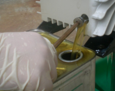 真空日皮视频APP在线看黄机真空泵油放油口排出-日皮视频免费看软件日皮视频APP在线看黄机